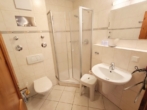 Badezimmer mit Dusche - gut geschnittene, möblierte 2-Zimmer-Wohnung in zentraler Lage im Kurort Bad Birnbach
