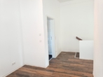 Flur im OG - Moderne Architektur, zeitgemäße Ausstattung -Einfamilienhaus mit pflegeleichtem Grundstück u. Garage
