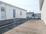 Lärchenholzterrasse über Garage u. EG d. Hauses - Moderne Architektur, zeitgemäße Ausstattung -Einfamilienhaus mit pflegeleichtem Grundstück u. Garage
