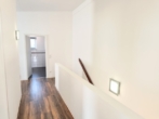 Flur im OG - Moderne Architektur, zeitgemäße Ausstattung -Einfamilienhaus mit pflegeleichtem Grundstück u. Garage