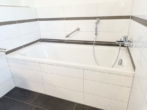 Bad mit Wanne und Dusche - Moderne Architektur, zeitgemäße Ausstattung -Einfamilienhaus mit pflegeleichtem Grundstück u. Garage