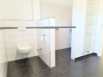Bad mit Wanne und Dusche - Moderne Architektur, zeitgemäße Ausstattung -Einfamilienhaus mit pflegeleichtem Grundstück u. Garage