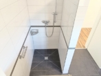 IBad mit Wanne und Dusche - Moderne Architektur, zeitgemäße Ausstattung -Einfamilienhaus mit pflegeleichtem Grundstück u. Garage