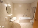 Badezimmer mit Wanne - gepflegte 2-Zimmer-Wohnung mit Garage im Kurort Bad Birnbach