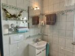 Renoviertes 1 Zimmer Appartement mit wunderschönen Blick - Bad mit Dusche und Fenster