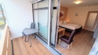 Balkon mit Blick in die Wohnung - TOP-Lage direkt am Freizeitpark Modernes Appartement in Bad Füssing in gut geführtem Haus.