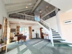 Das Herzstück der Wohnung bildet das großzügige, architektonisch gelungene Wohnzimmer mit direkter Verbindung zum Dachgeschoss - Exklusives Mehrfamilienhaus im Kurort Bad Birnbach – Ein Zuhause, das Licht, Raum u. Eleganz vereint