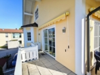 Eckbalkon vom Wohnzimmer aus begehbar (Süd-West) mit Treppenabgang - Exklusives Mehrfamilienhaus im Kurort Bad Birnbach – Ein Zuhause, das Licht, Raum u. Eleganz vereint