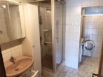 Badezimmer mit Dusche und Wanne - Wohnhausanbau mit Garagengebäude in leicht erhöhter, ländlicher Lage