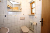 Renovierungsbedürftige, gut geschnittene 3-Zimmer-Eigentumswohnung mit Garage im Kurort Bad Birnbach - Gäste-WC