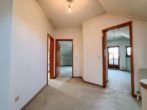 Renovierungsbedürftige, gut geschnittene 3-Zimmer-Eigentumswohnung mit Garage im Kurort Bad Birnbach - Treppenhaus mit Zugang zu den Schlafzimmern