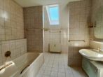 Renovierungsbedürftige, gut geschnittene 3-Zimmer-Eigentumswohnung mit Garage im Kurort Bad Birnbach - Badezimmer mit Wanne und Dusche