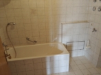 Badezimmer m. Wanne und Waschmaschinenanschluss - 3-Zimmer-Wohnung mit Tiefgarage im Kurort Bad Griesbach