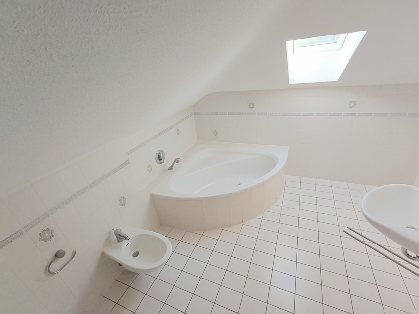 Whg.-Nr. 2: Badezimmer im Dachgeschoss