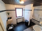 Badezimmer 1.OG Whg. 2 - Mehrfamilienhaus mit großem Grundstück in Erlau-Obernzell zu verkaufen