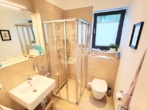 Gäste-Bad - BARRIEREFREIHEIT – LICHT – RAUM – EXKLUSIVITÄT – Bungalow mit Garage im Kurort Bad Griesbach