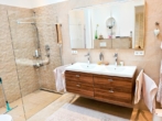 Badezimmer mit bodengleicher Dusche und Wanne - BARRIEREFREIHEIT – LICHT – RAUM – EXKLUSIVITÄT – Bungalow mit Garage im Kurort Bad Griesbach