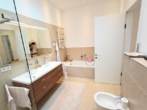 Badezimmer mit bodengleicher Dusche und Wanne - BARRIEREFREIHEIT – LICHT – RAUM – EXKLUSIVITÄT – Bungalow mit Garage im Kurort Bad Griesbach