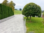 Hauszufahrt - BARRIEREFREIHEIT – LICHT – RAUM – EXKLUSIVITÄT – Bungalow mit Garage im Kurort Bad Griesbach