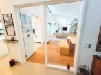 Flur - Zugang zum Ess- und Wohnbereich - BARRIEREFREIHEIT – LICHT – RAUM – EXKLUSIVITÄT – Bungalow mit Garage im Kurort Bad Griesbach